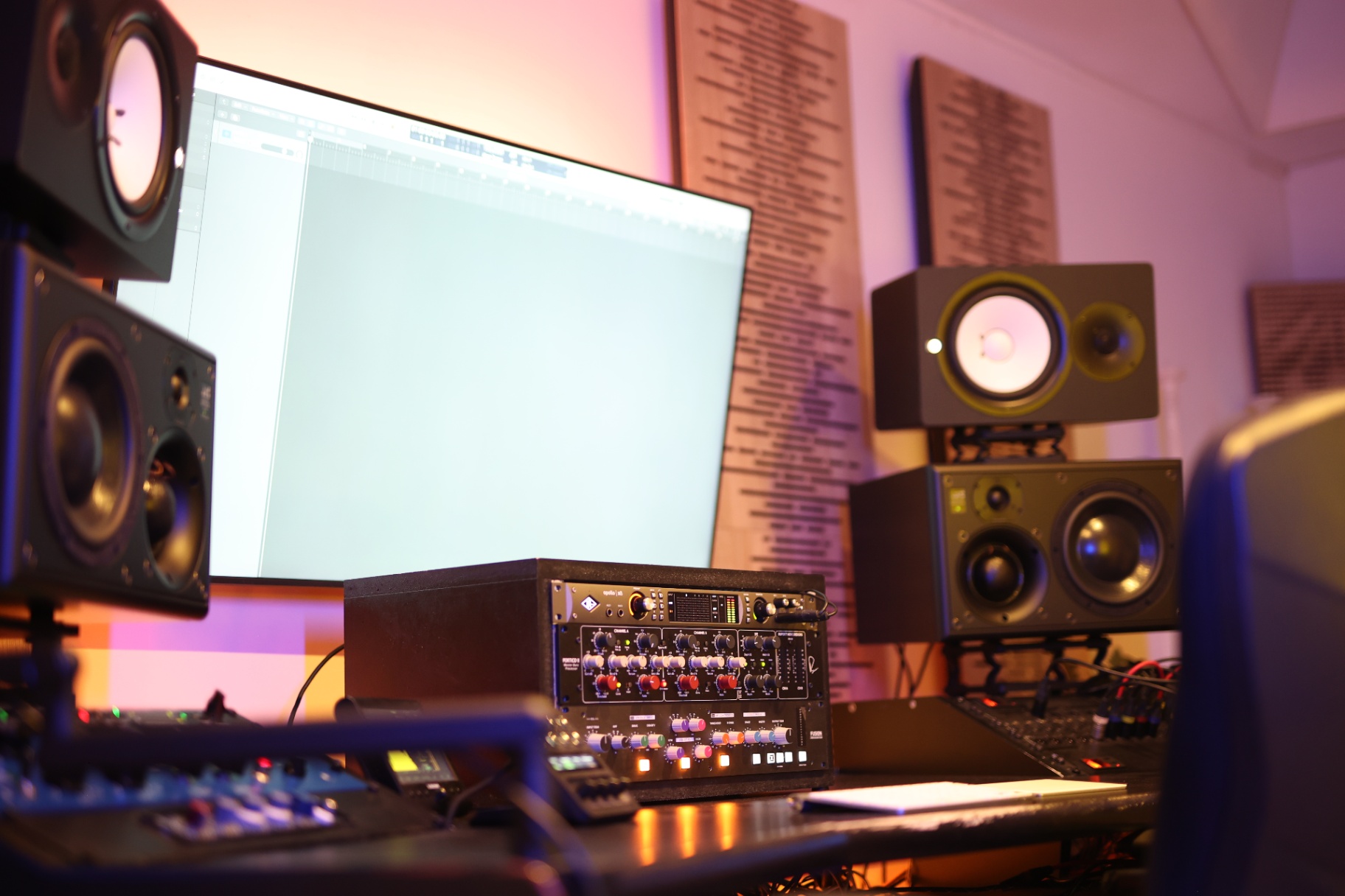 Producer suite met studiomonitoren en Apollo interface